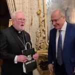 Alckmin presenteia novo Papa com camisa dos Santos na ausência