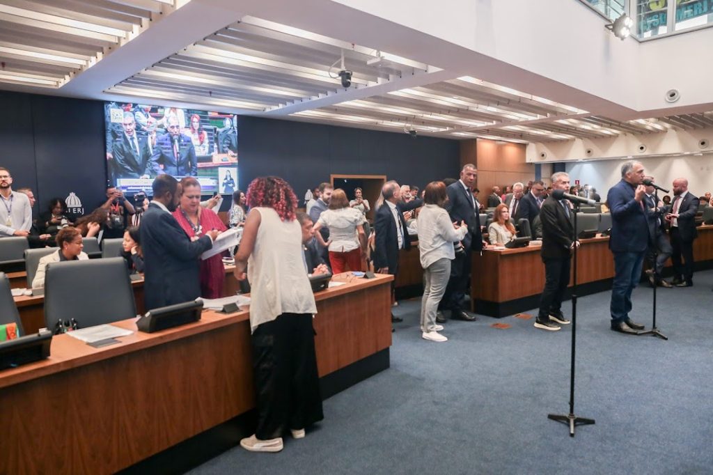 Alerj faz minuto de silêncio em homenagem à cantora Nana