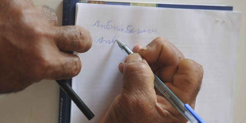 Analfabetismo de pessoas com deficiência é quatro vezes maior no
