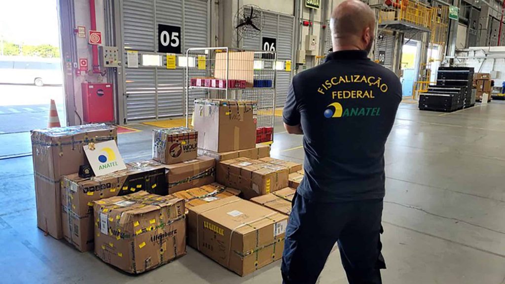 Anatel fiscaliza depósitos da Amazon, Shopee e Mercado Livre pelo
