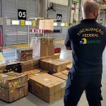 Anatel fiscaliza depósitos da Amazon, Shopee e Mercado Livre pelo