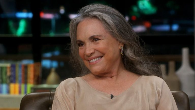Após derrotas para Patrícia Abravanel, Record põe Regina Duarte para