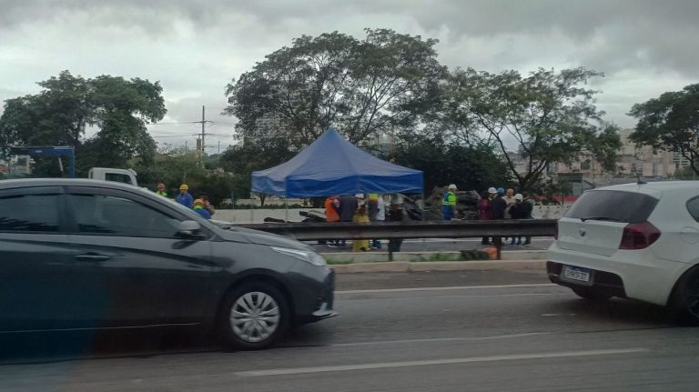 Após um mês, cratera reabre na Marginal Tietê, em SP