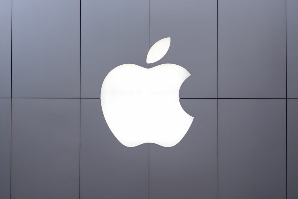 Apple se alia a Anthropic em projeto de IA para