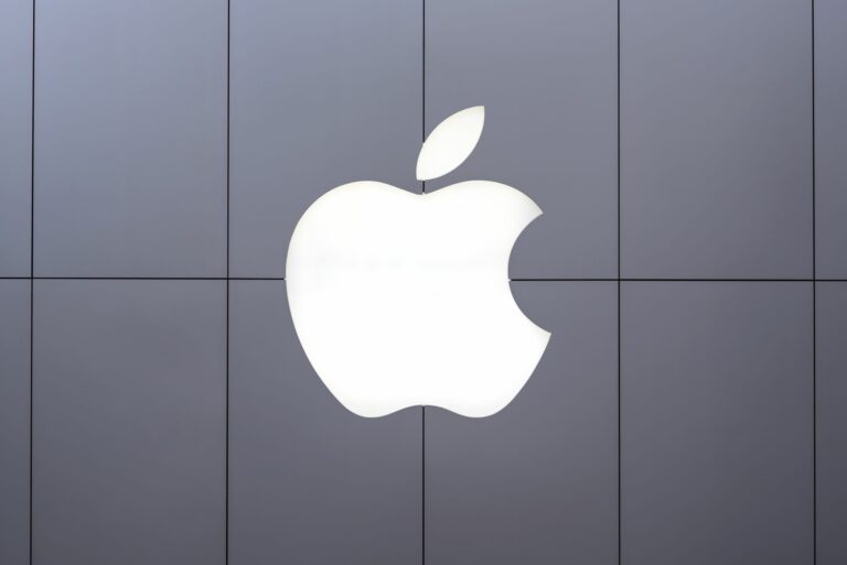 Apple se alia a Anthropic em projeto de IA para