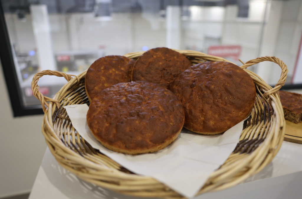 Arqueólogos desenterram pão de cinco mil anos e recriam receita