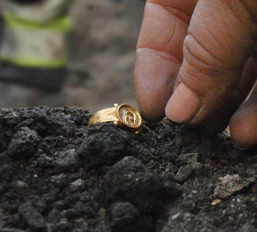 Arqueólogos encontraram anel de ouro de 500 anos com imagem
