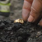 Arqueólogos encontraram anel de ouro de 500 anos com imagem