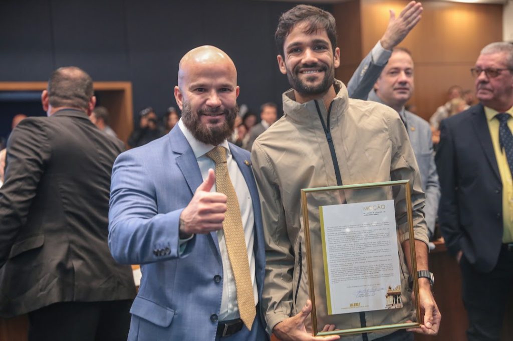 Atleta brasileiro que interrompeu maratona para ajudar corredor recebe homenagem