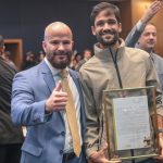 Atleta brasileiro que interrompeu maratona para ajudar corredor recebe homenagem
