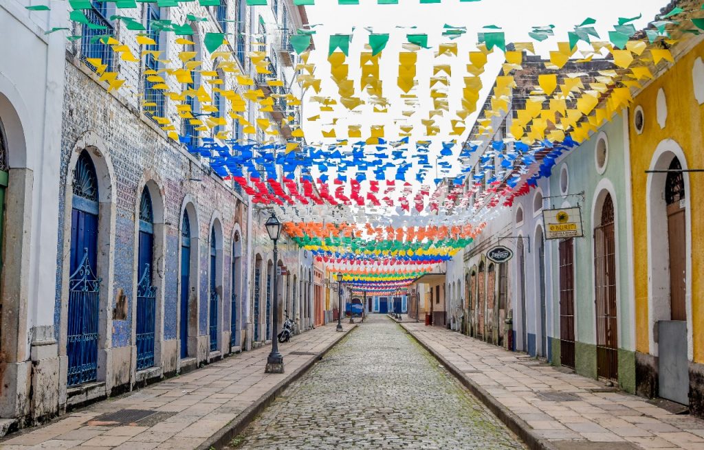 Bandeirinhas de São João já ornamentam Centro Histórico de São