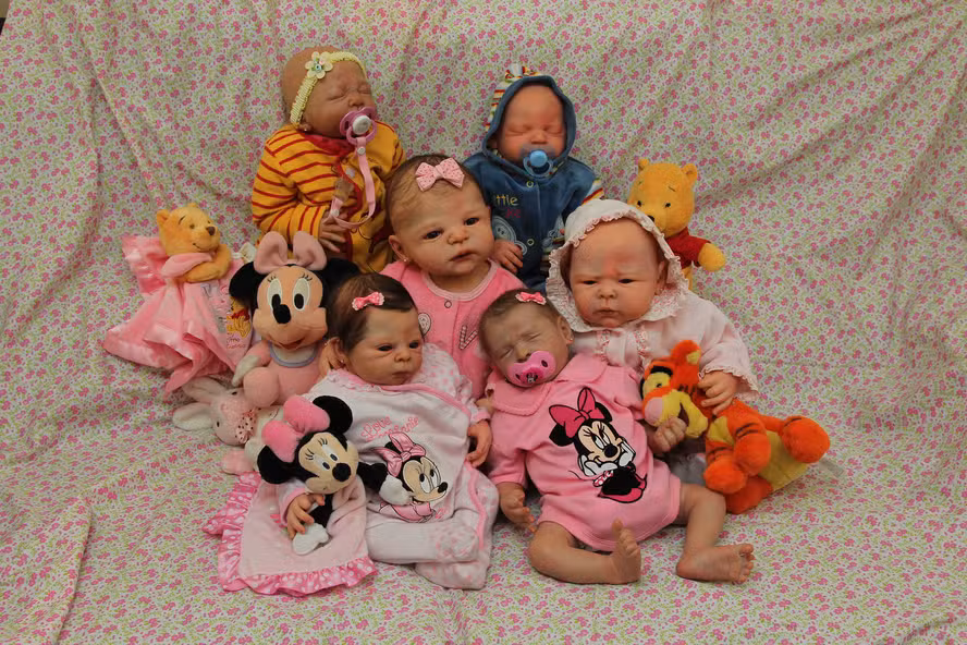 Bebês reborn viram pauta de lei, polêmica e até campanha
