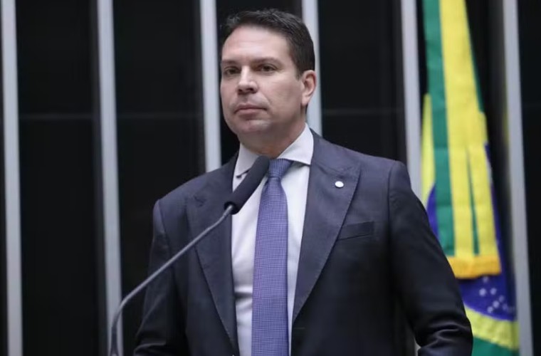 CCJ da Câmara aprova suspensão da ação contra Ramagem por