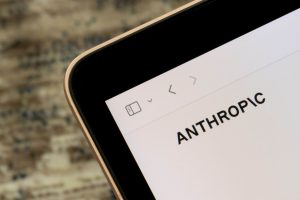 CEO da Anthropic crava: IA alucina menos que humanos