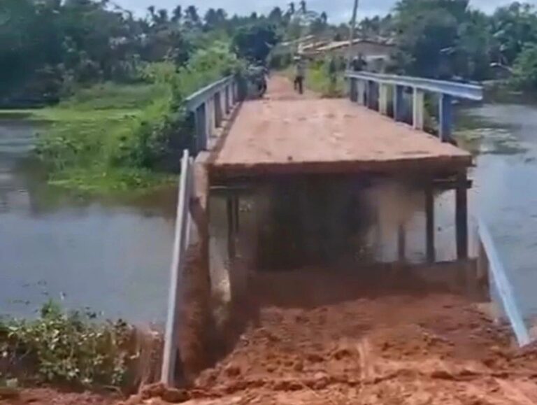 Cabeceira de ponte desaba e isola povoados na zona rural