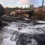 Caminhão-tanque colide com caçamba e explode na BR-402, matando motorista