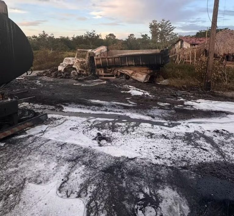 Caminhão-tanque colide com caçamba e explode na BR-402, matando motorista