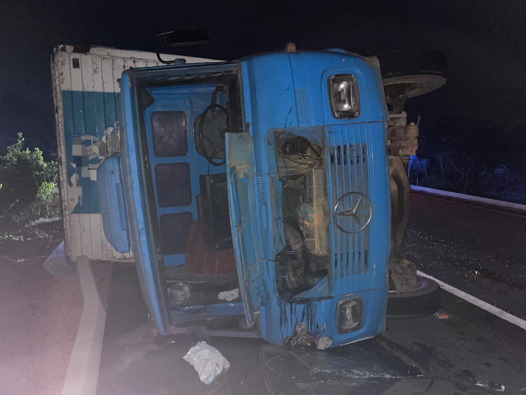 Caminhão tomba e deixa motorista gravemente ferido na BR-226, em