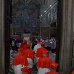 Cardeais chegam à Capela Sistina para início do Conclave