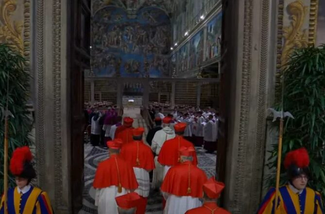 Cardeais chegam à Capela Sistina para início do Conclave