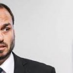 Carlos Bolsonaro afirma não viver numa democracia e critica apoio