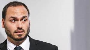 Carlos Bolsonaro afirma não viver numa democracia e critica apoio