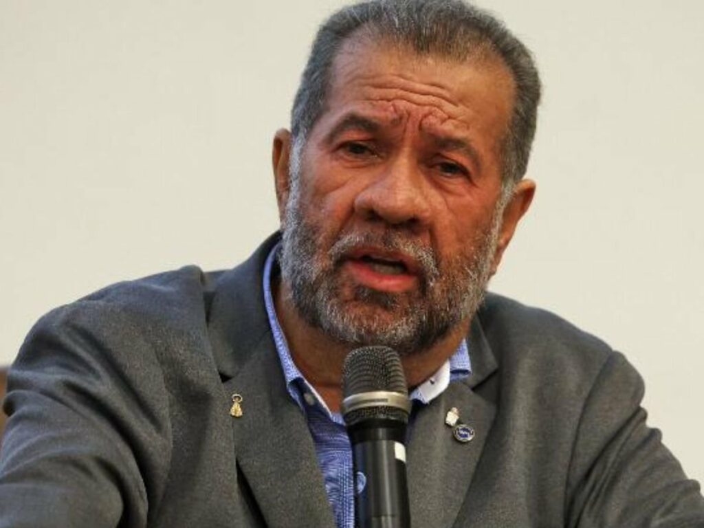 Carlos Lupi repete roteiro e pede para deixar cargo de