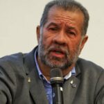 Carlos Lupi repete roteiro e pede para deixar cargo de