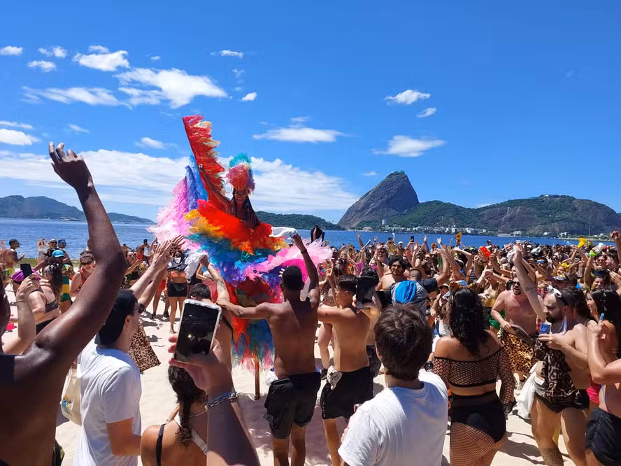 Carnaval impulsiona alta nos serviços turísticos no Rio em março