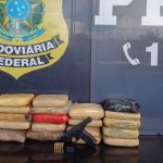 Casal é preso com drogas, arma e munições na BR-135