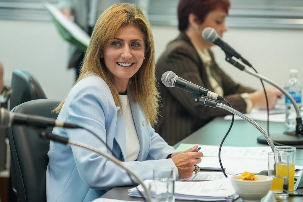 Célia Jordão vira alvo de brincadeiras na Alerj ao propor