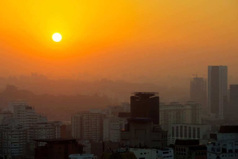 Céu laranja é sinal de alerta? Entenda o que provoca