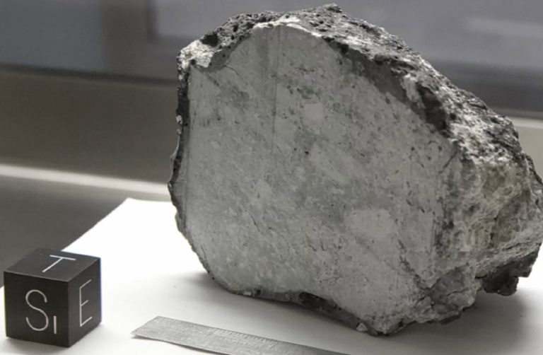 Cientistas podem ter resolvido o mistério das rochas lunares magnéticas