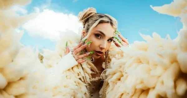 Cláudia Pascoal está de volta com “Puras Donzelas”, um hino