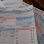Cobrança extra na conta de luz ou água pode ser