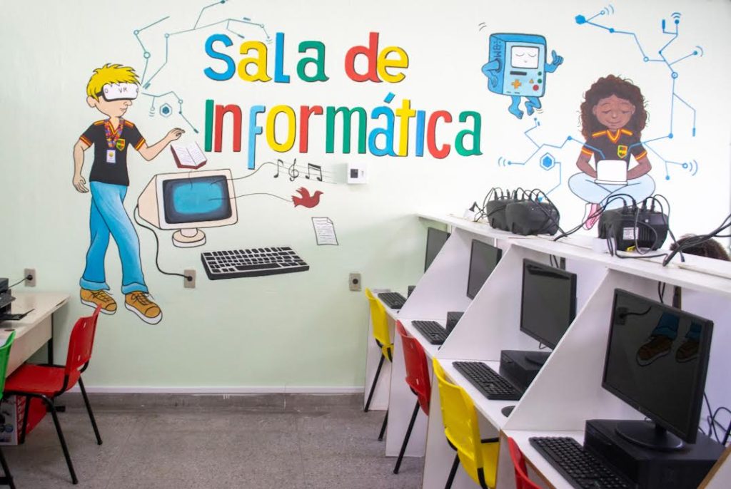 Colégio Guilherme Briggs reinaugura sala de informática com verba de