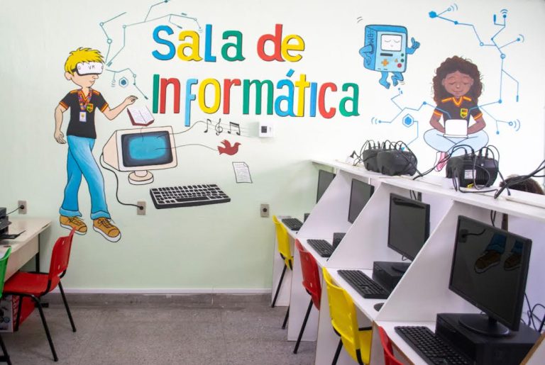 Colégio Guilherme Briggs reinaugura sala de informática com verba de