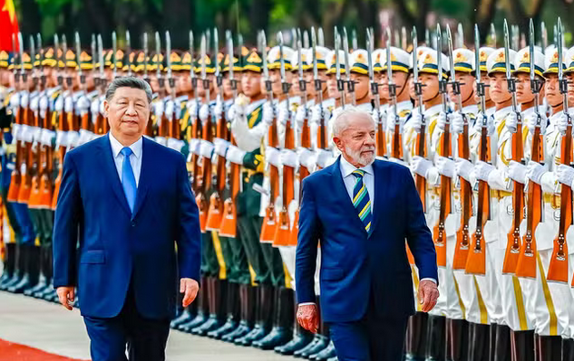 Com Lula em Pequim, Brasil e China criticam guerras comerciais,