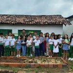 Com as mãos na terra, alunos de Paraibano aprendem sobre