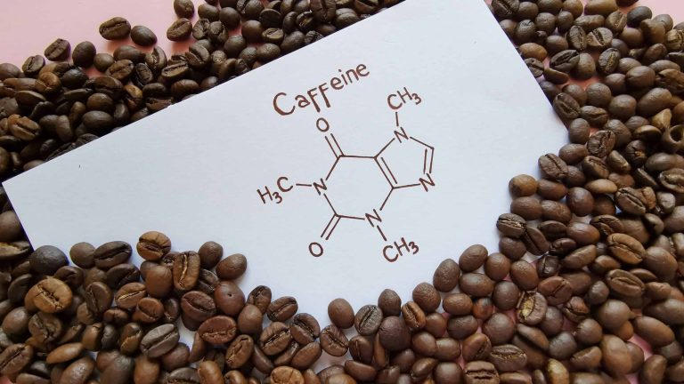 Como a cafeína afeta o sono? Ciência investiga o impacto