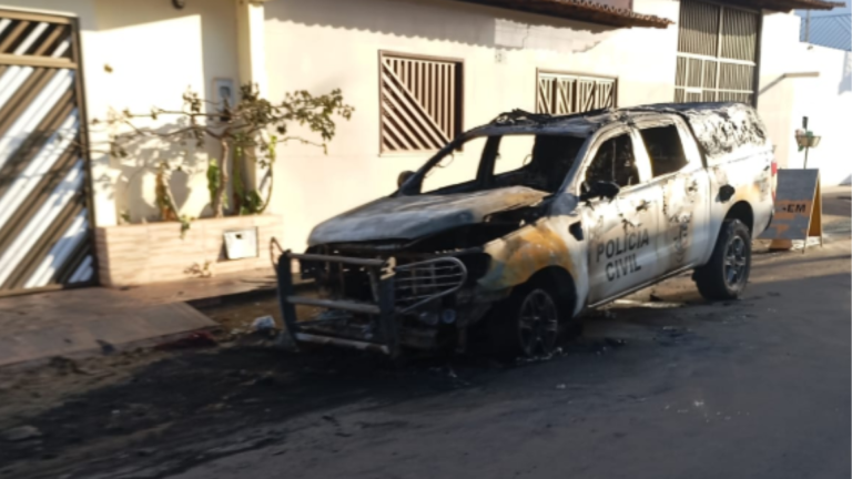 Criminosos ateiam fogo em viatura da polícia civil