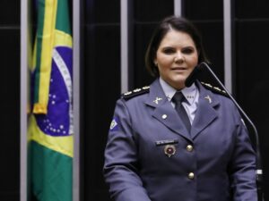 Dando um drible em Hugo Motta, oposição reúne assinaturas e