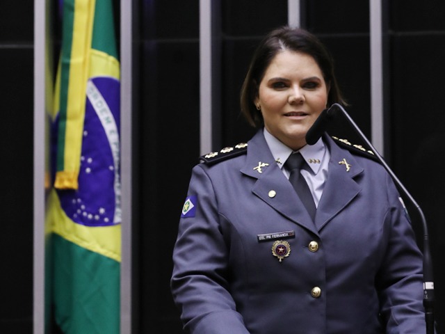 Dando um drible em Hugo Motta, oposição reúne assinaturas e