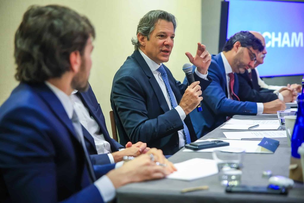 De olho na IA, governo vai zerar imposto de data