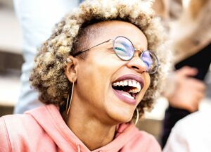 De onde vem a felicidade? Estudo sugere três caminhos