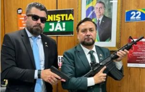 Deputado bolsonarista leva fuzil e pistola para gabinete na Câmara