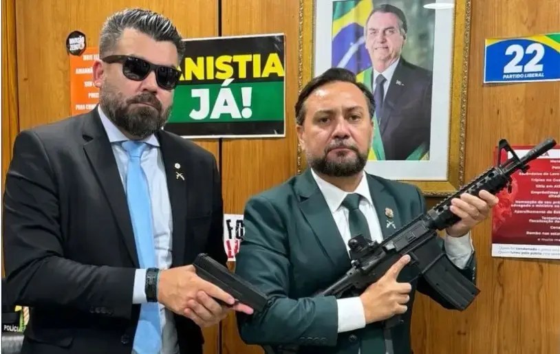 Deputado bolsonarista leva fuzil e pistola para gabinete na Câmara