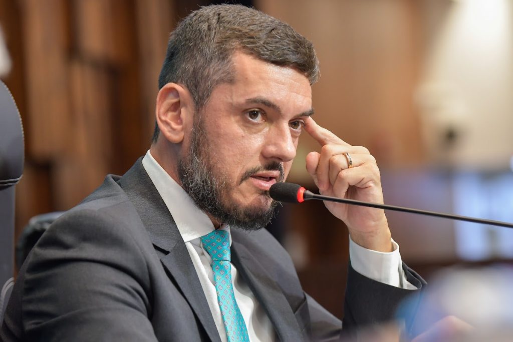 Deputados da base projetam Rodrigo Bacellar como sucessor de Cláudio