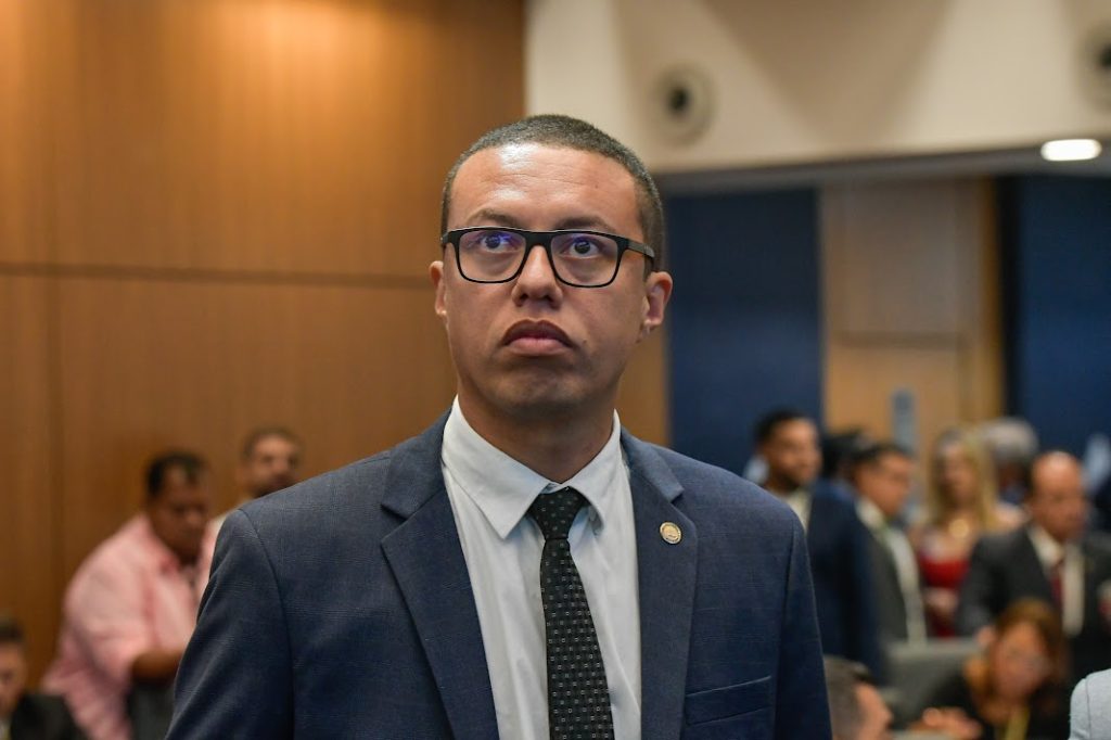 Douglas Gomes critica gestão dos royalties em Niterói em retorno