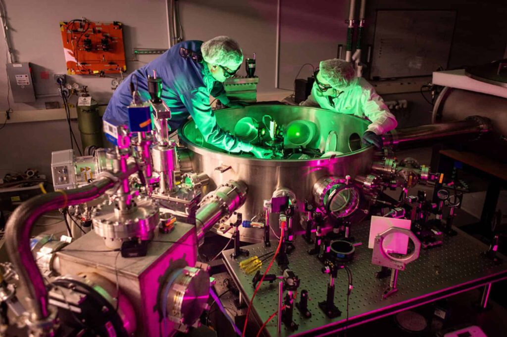 EUA ativam laser ZEUS com potência recorde de 2 petawatts